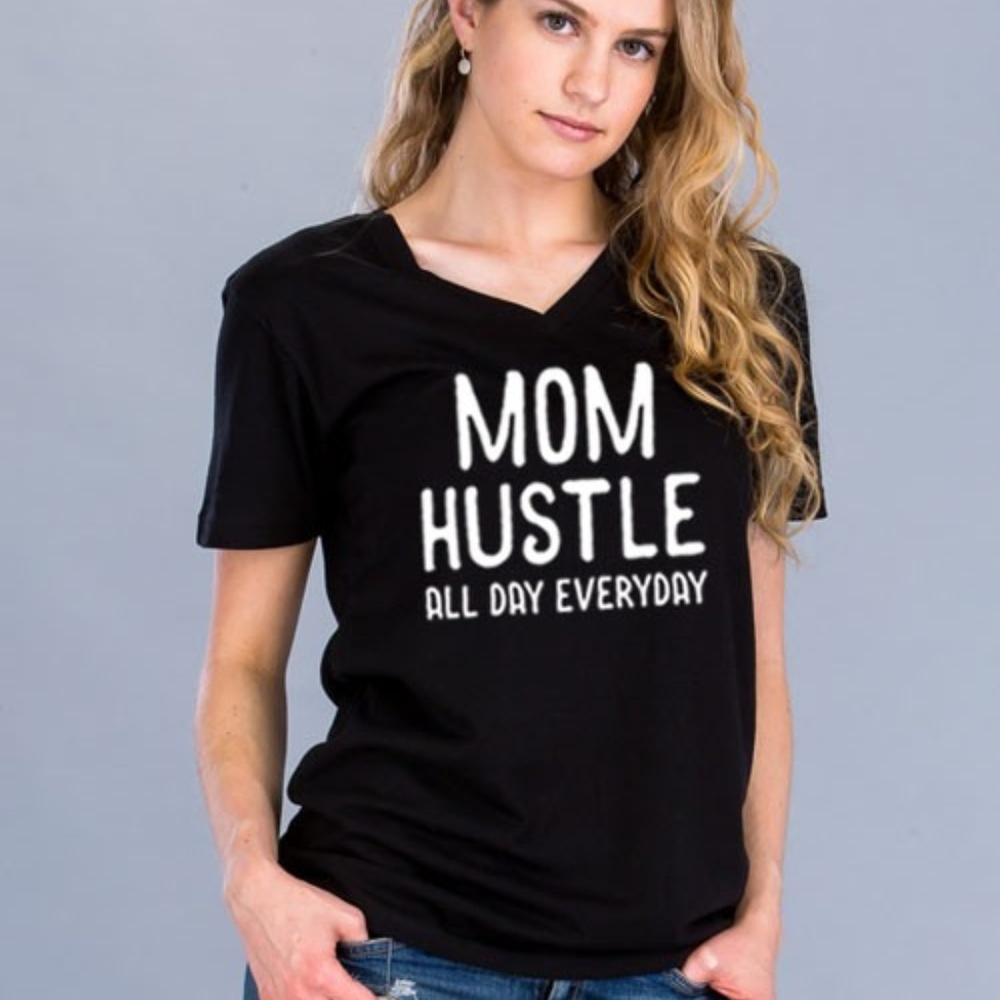 ***JUST IN *** Mom Hustle Graphic Tee - Picture 1 of 2